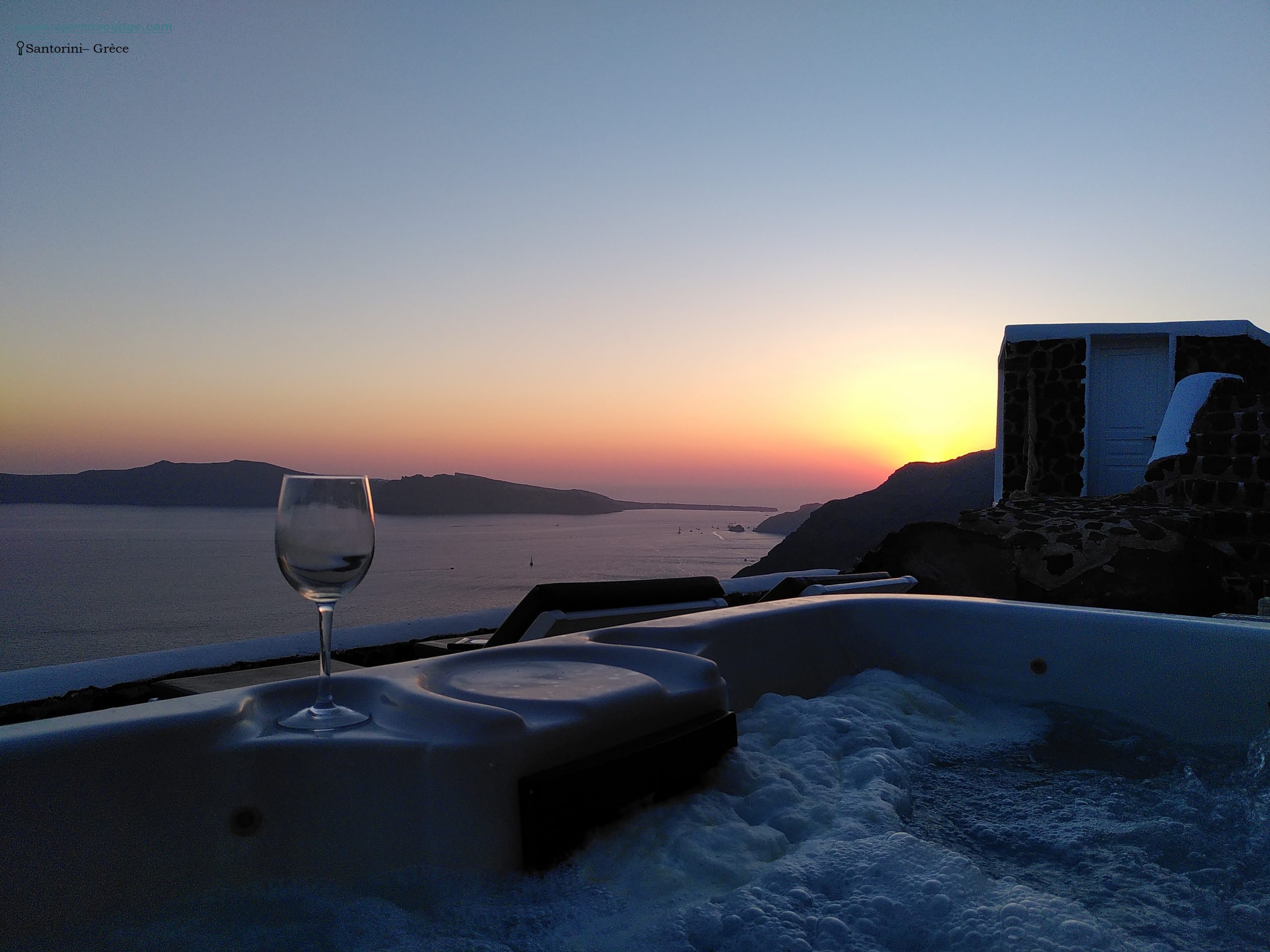 Le Guide Ultime du Voyage Solo à Santorini pour les Femmes