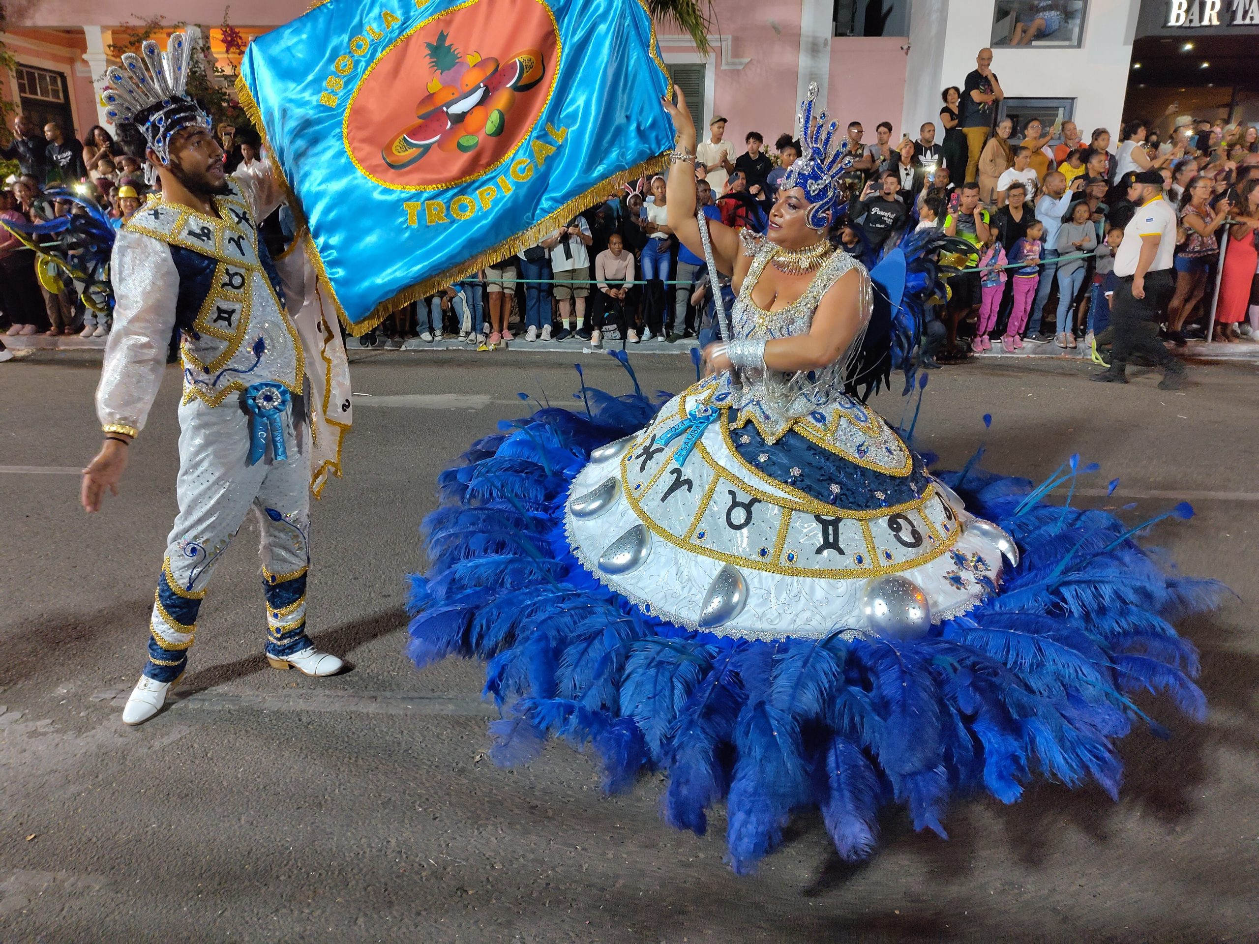 Carnaval de Mindelo : Une Fusion Unique de Couleurs et de Rythmes