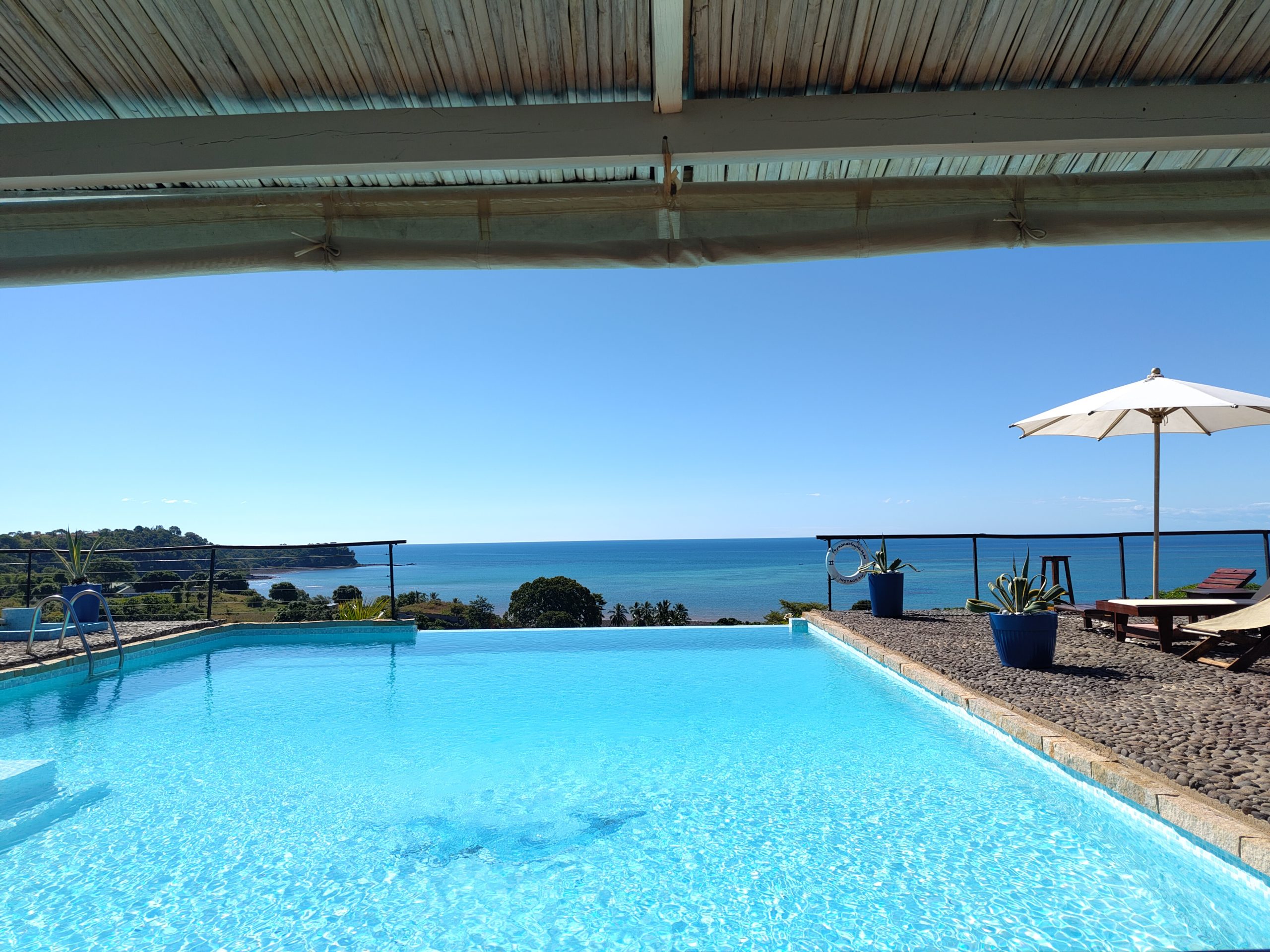 Piscine à débordement avec vue sur l'océan Indien à l'hotel Le Grand Bleu Nosy Be