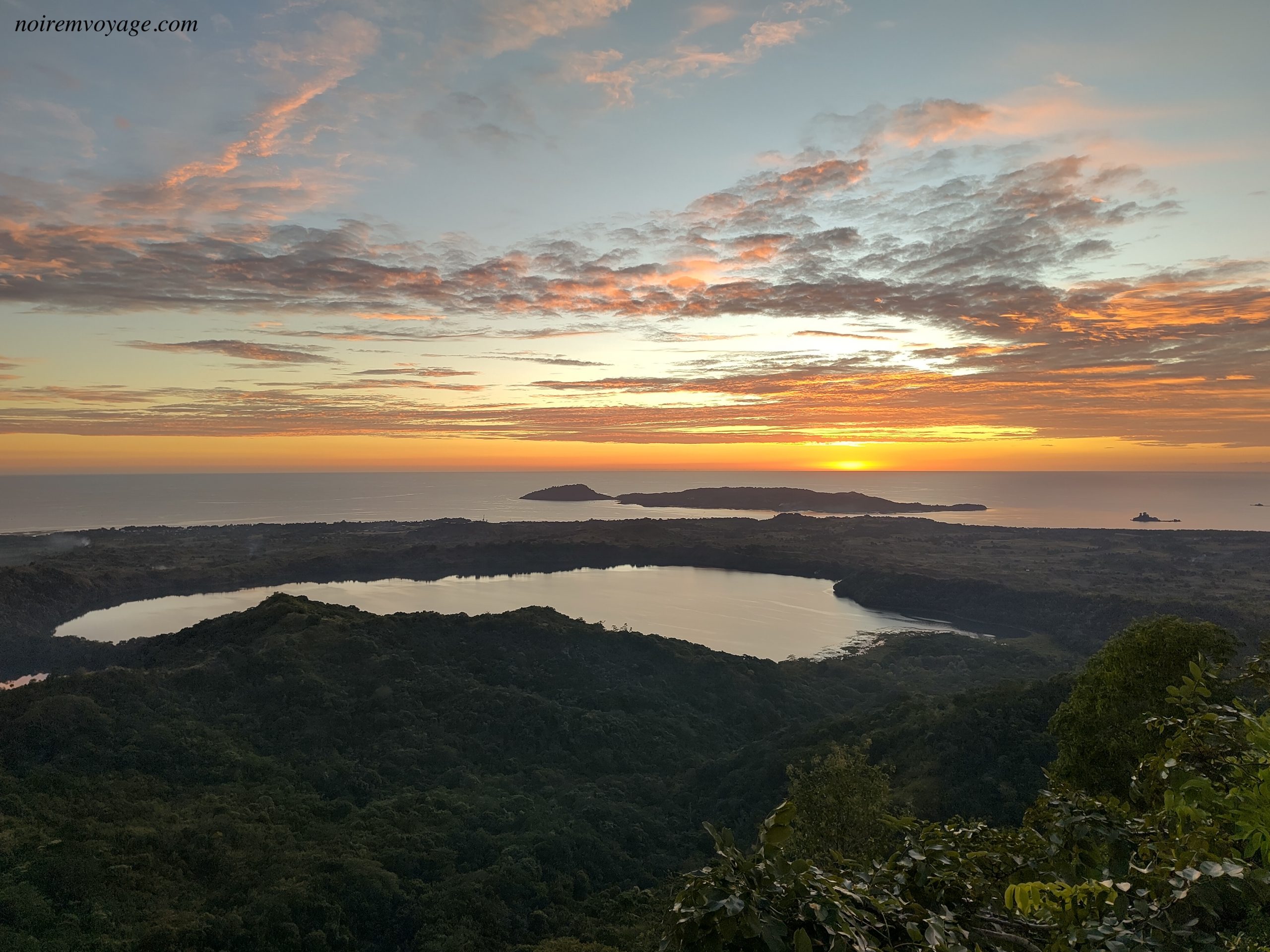 Mont Passot à Nosy Be au coucher du soleil avec vue sur les lacs et le paysage de Madagascar