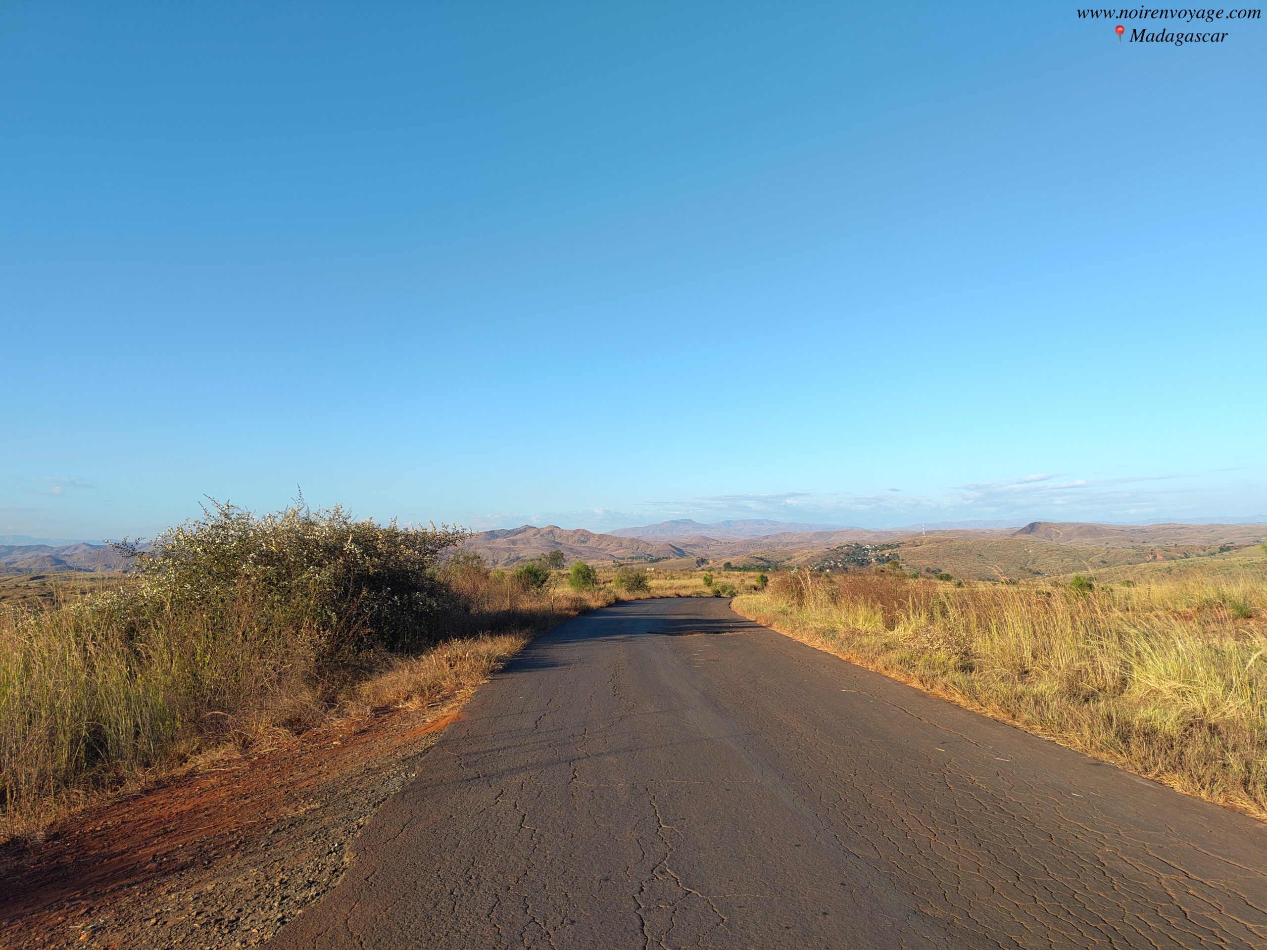 Paysage malgache observé depuis un taxi-brousse entre Antsirabe et Miandrivazo